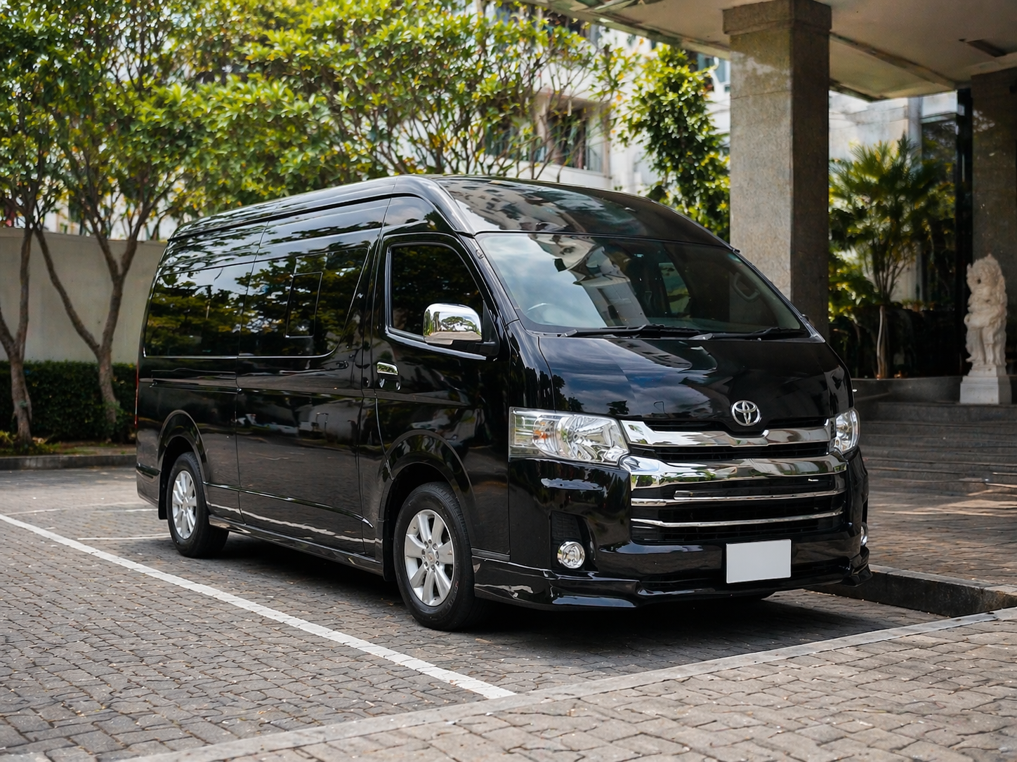 Buat 3–5 gambar tambahan (interior, kursi, dll)